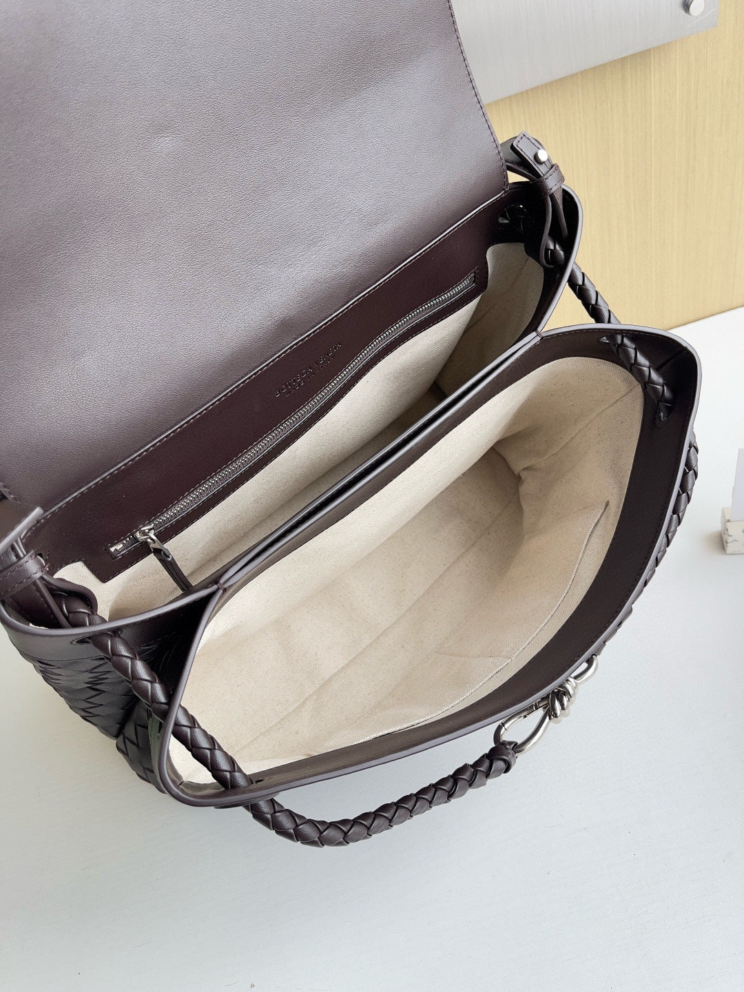 BV Andiamo Messenger In Fondant Bag