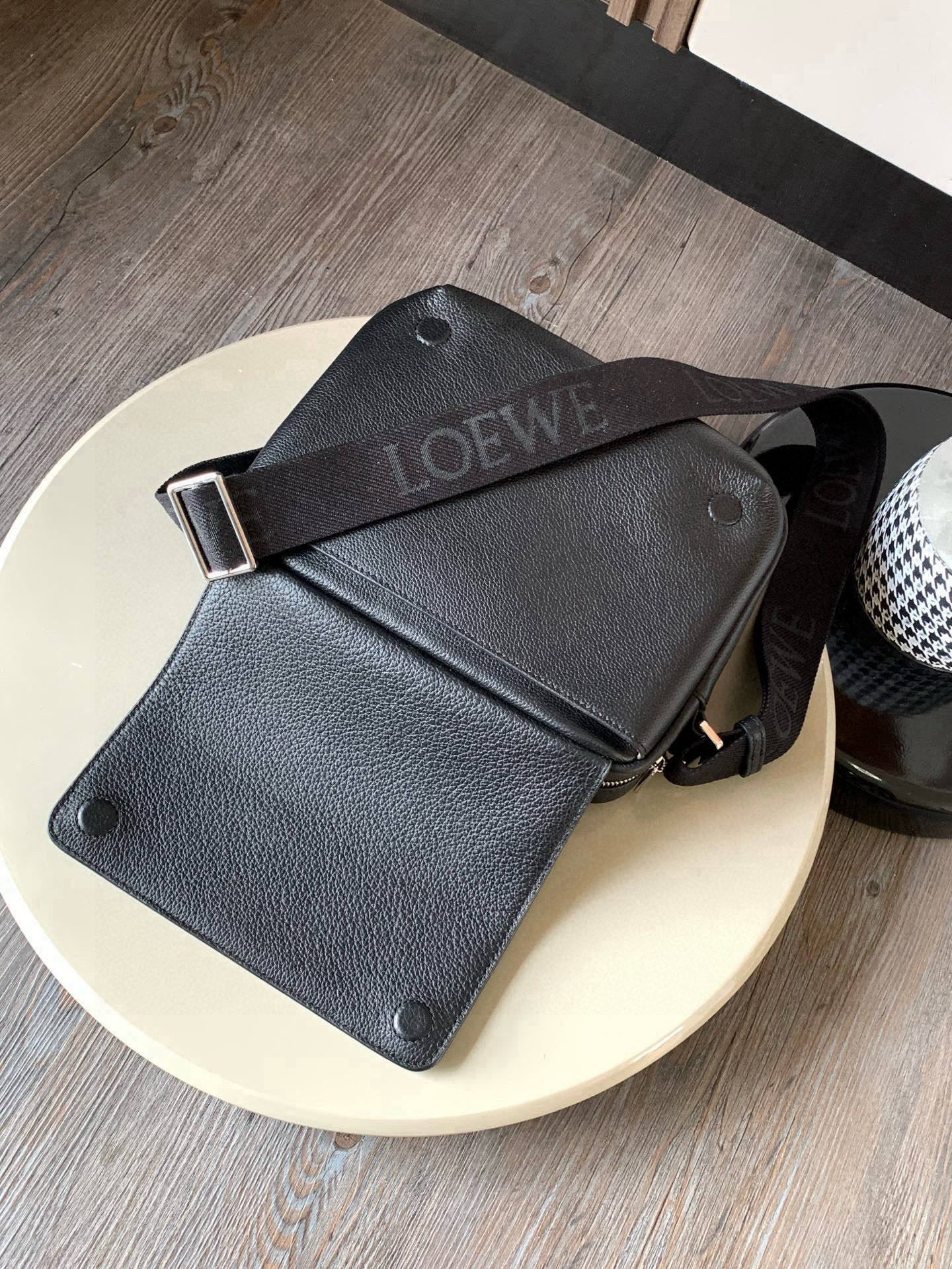 Loewe Messenger Bag 23x18x9CM