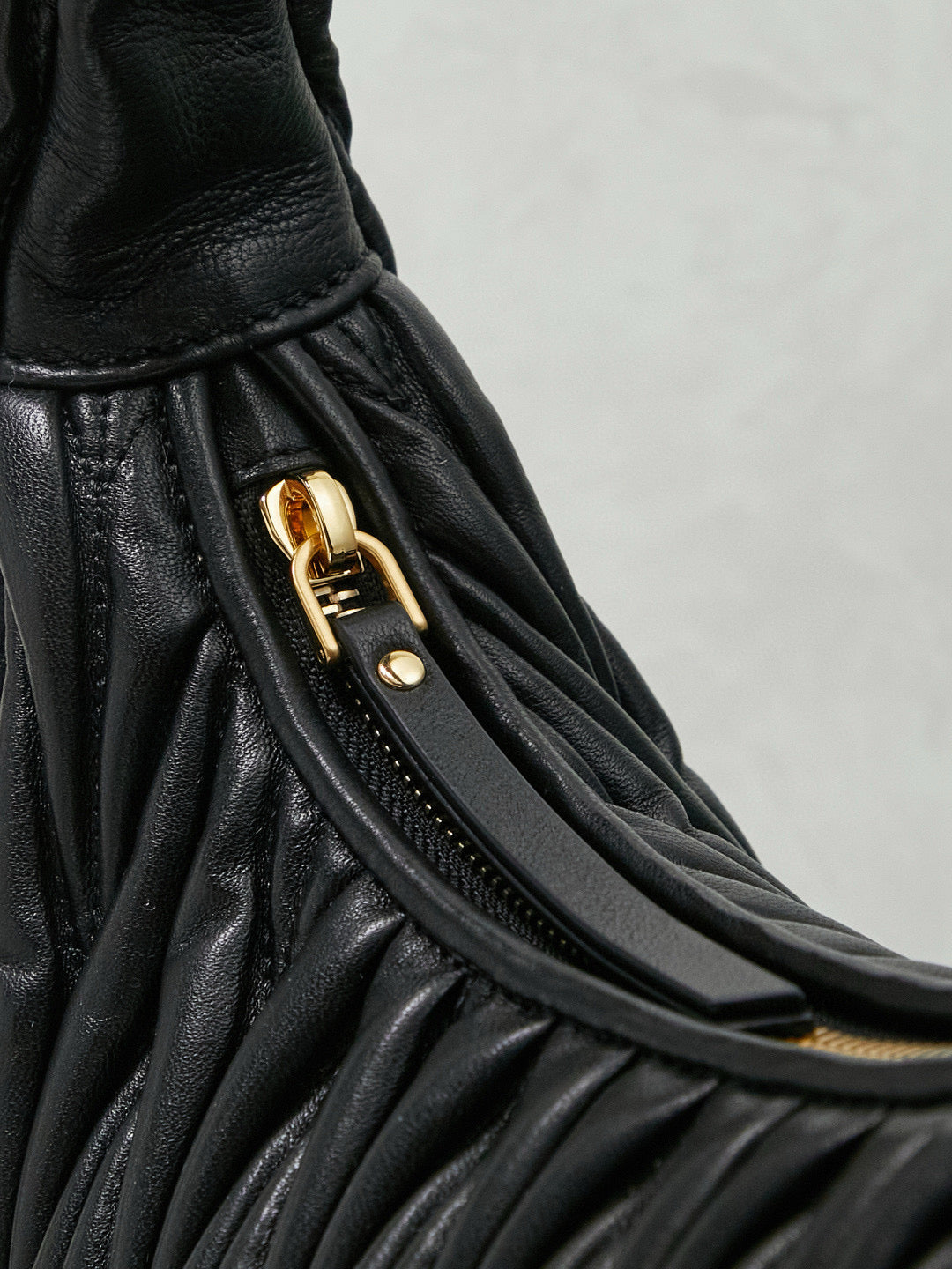 Miu Miu Wander Bag 29x24x10cm