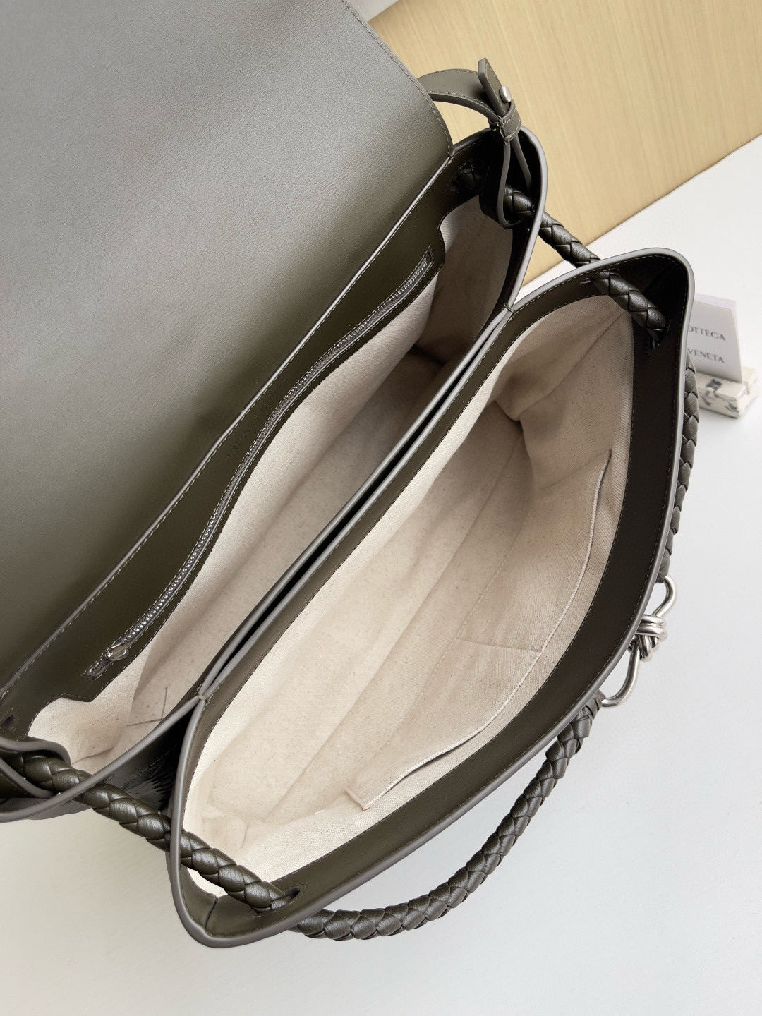 BV Andiamo Messenger in Fondant Bag