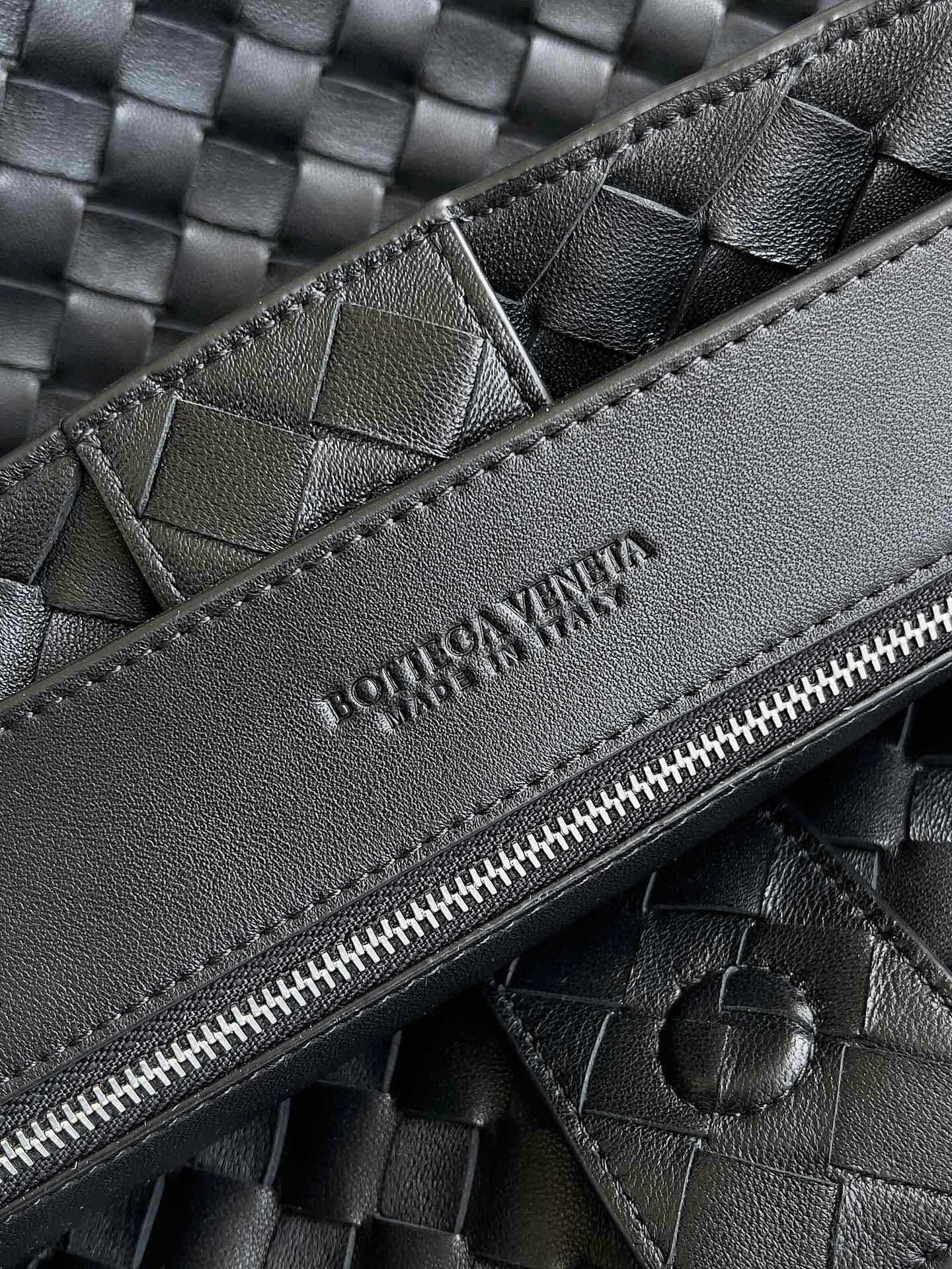 BV Intrecciato Cassette Shoulder Bag