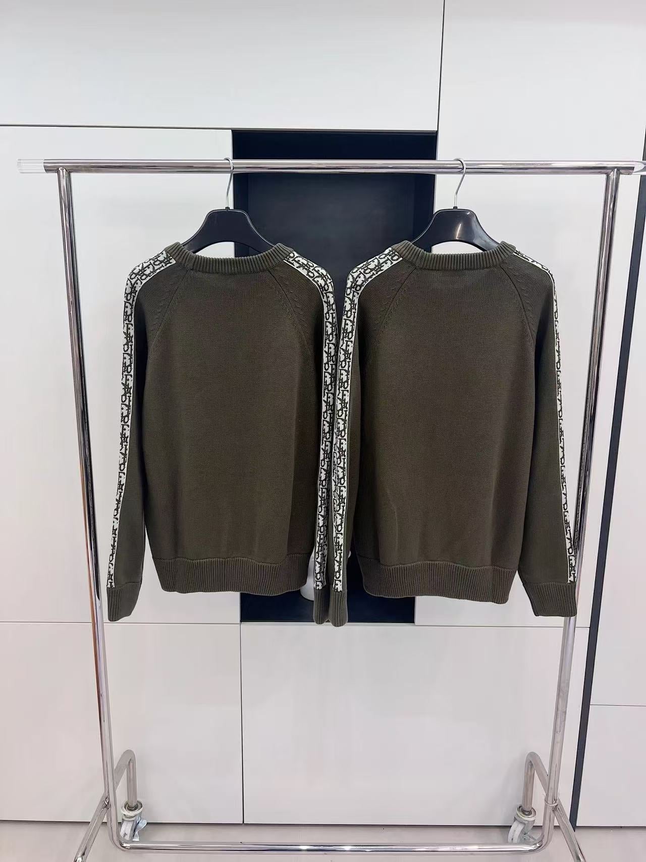 CD Sweater (Size XL / Chest 104)