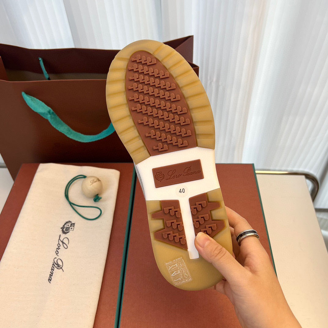 LP Sneakers