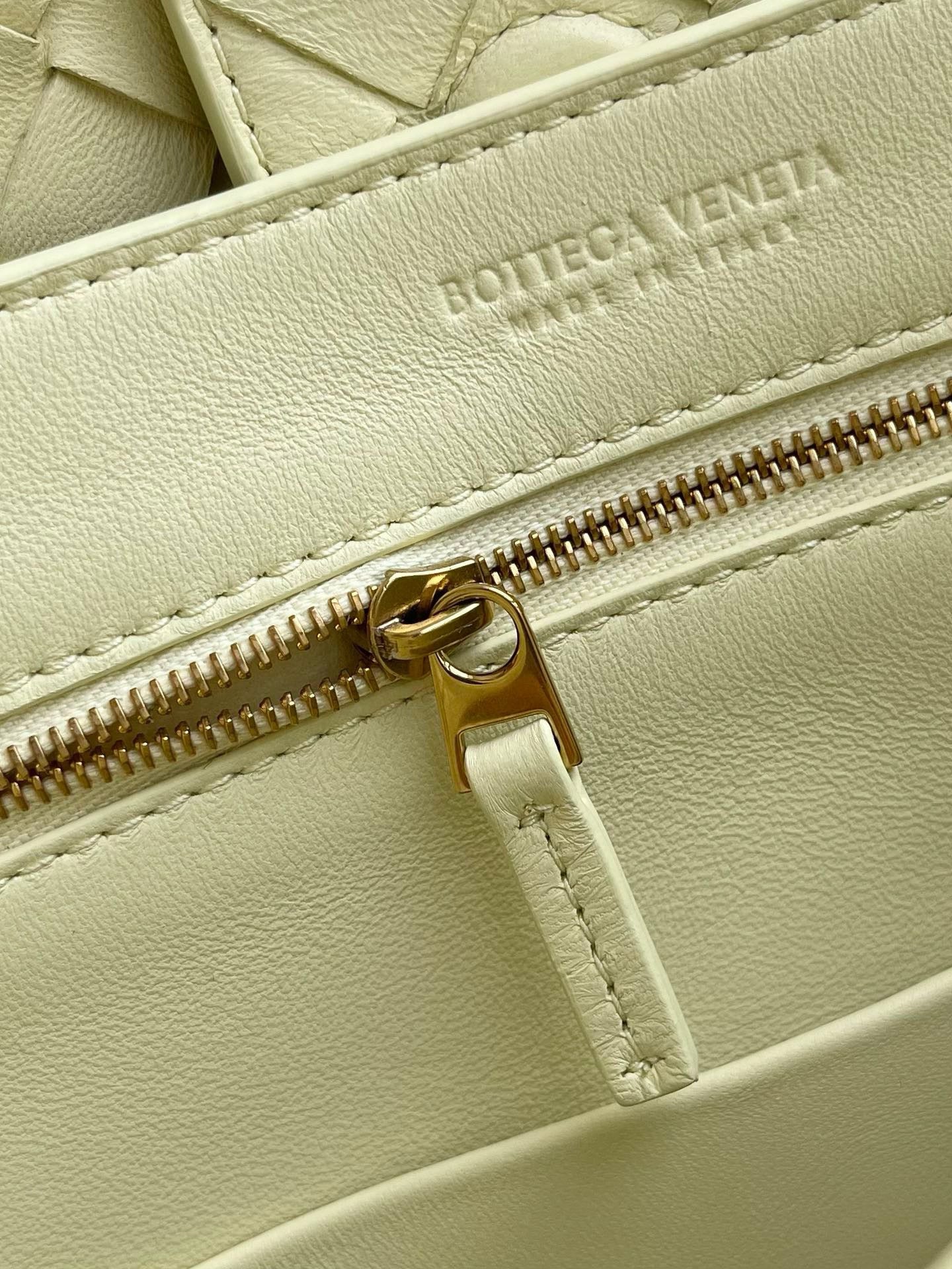 BV Andiamo Top-Handle Bag