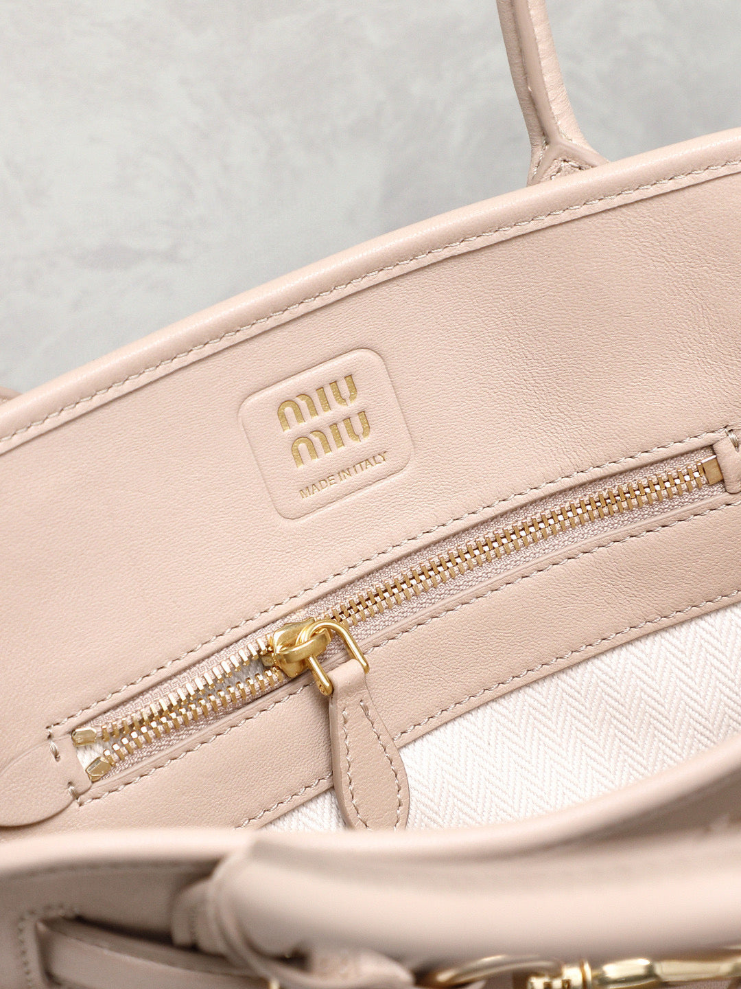 Miu Miu Aventure Bag 22x30x10cm
