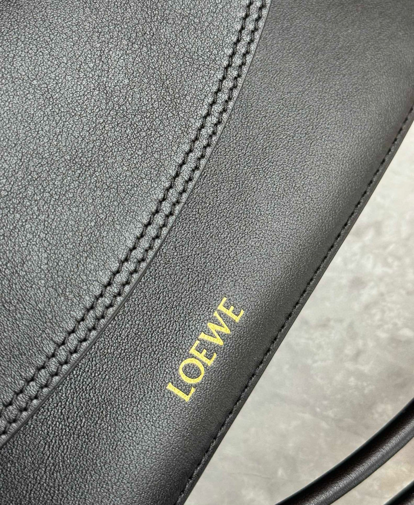 Loewe Ola Handbag(26x13x18cm)