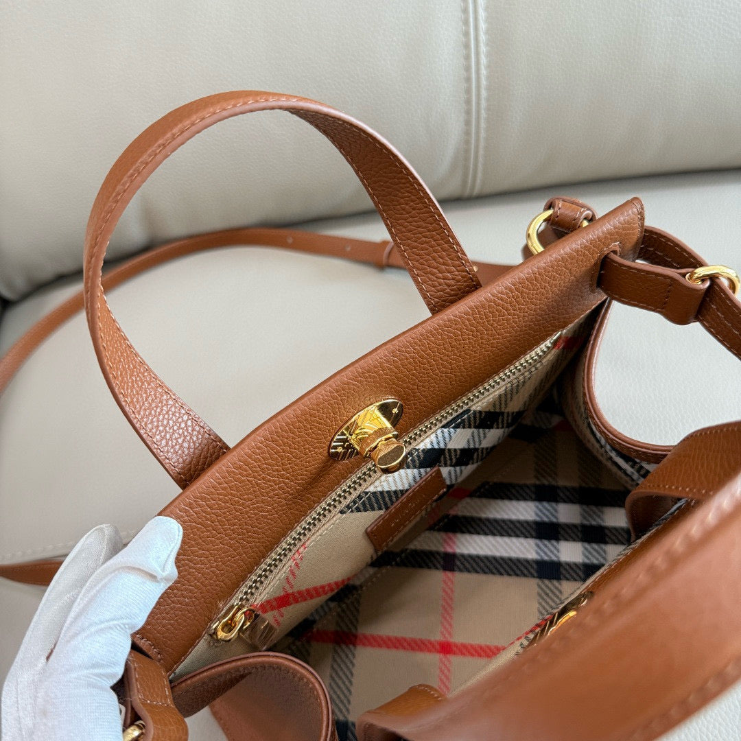 Burberry Cotswold Bag(24.5CM*13CM*19.5CM)