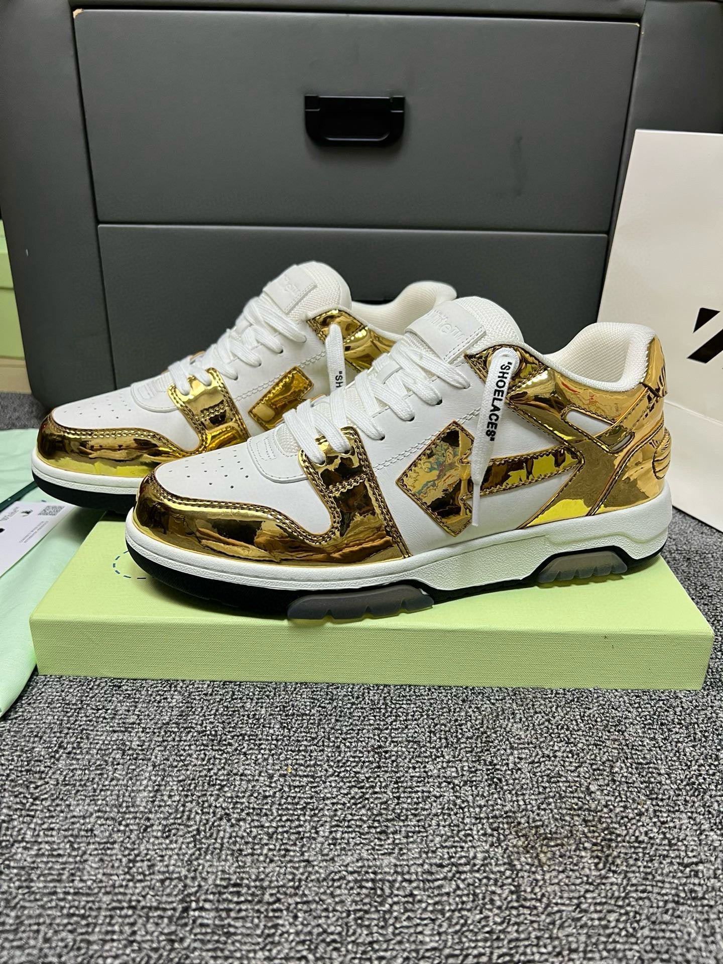 Off-White Sneaker