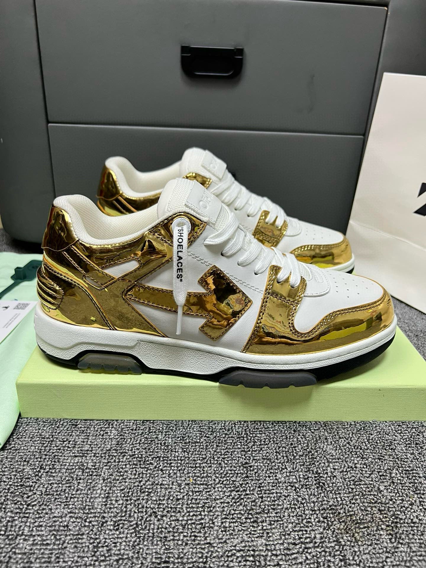 Off-White Sneaker