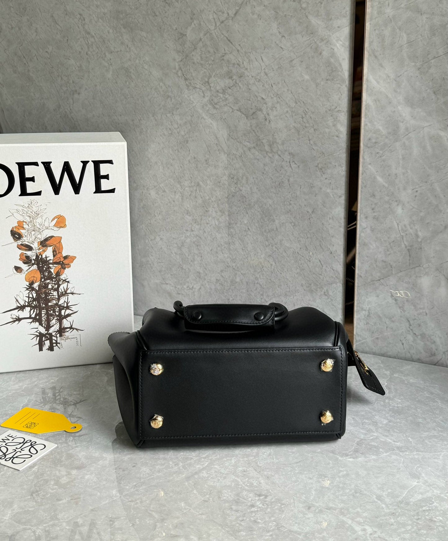 Loewe Madrid Handle Bag(23.5x10x19cm)