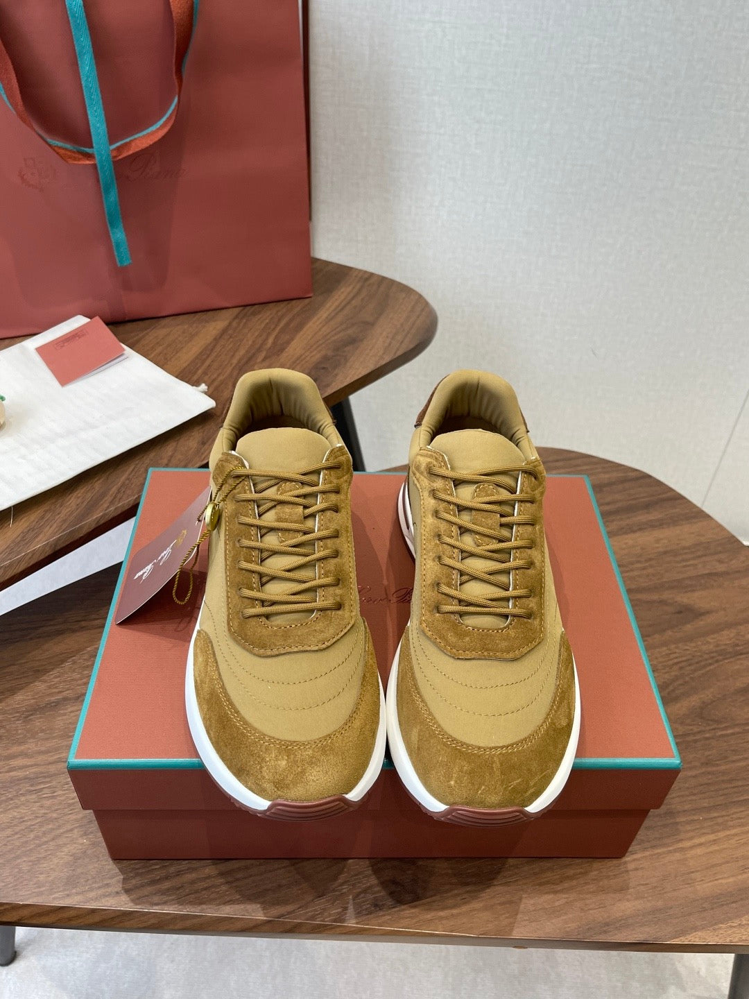 LP Sneakers