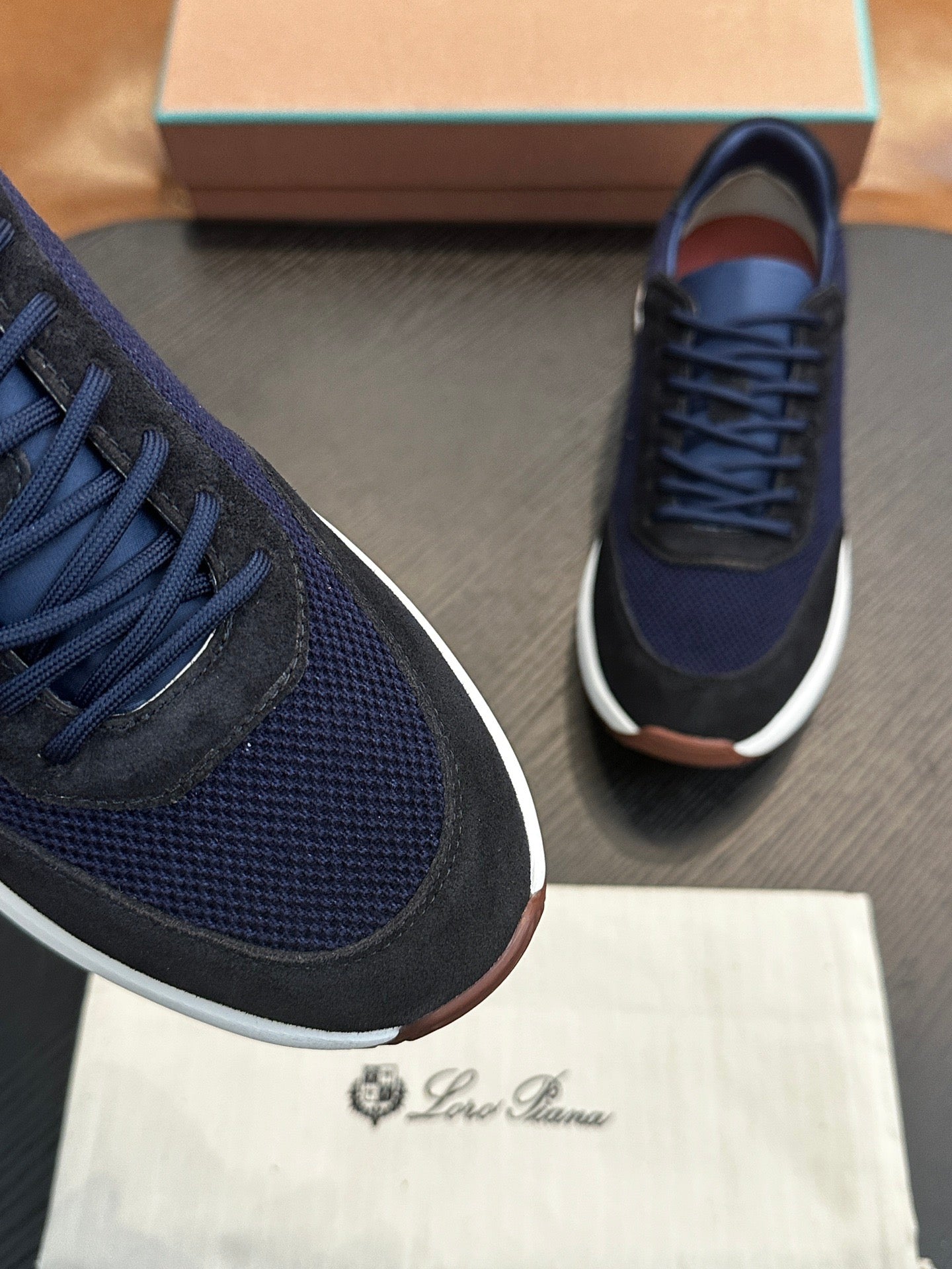 LP Sneakers