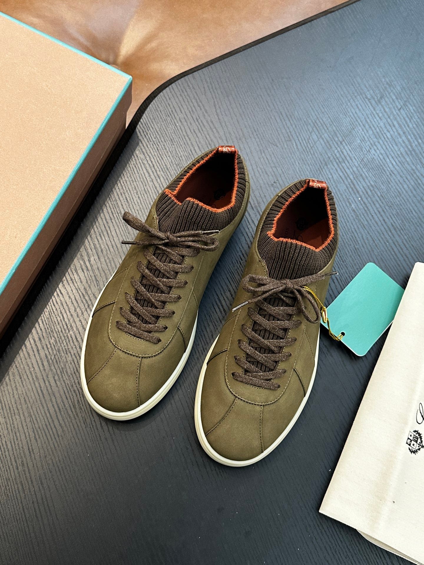 LP Sneakers