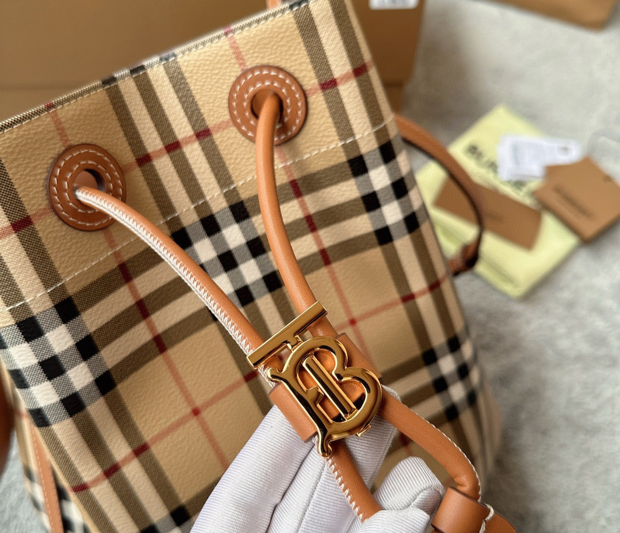 Burberry London Mini Bucket Bag(16CM*26CM*26CM)