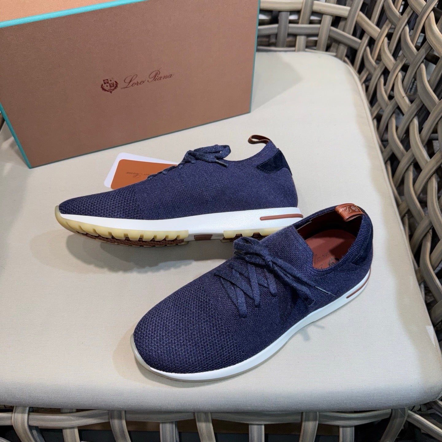 LP Sneakers