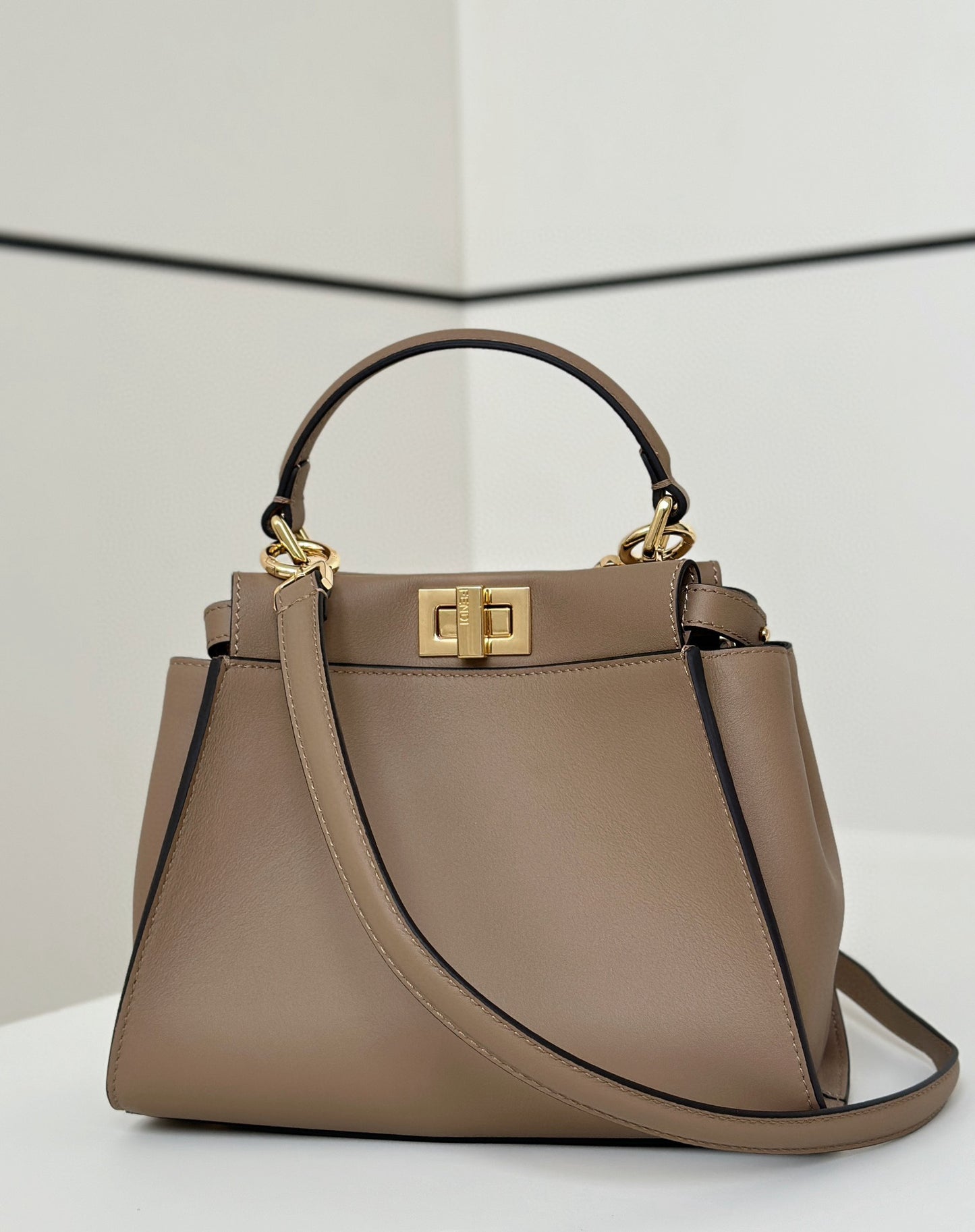 Fendi Peekaboo Bag (23x12x19 cm)