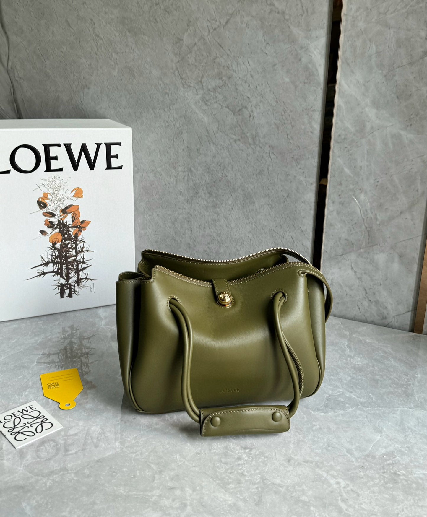 Loewe Madrid Handle Bag(23.5x10x19cm)