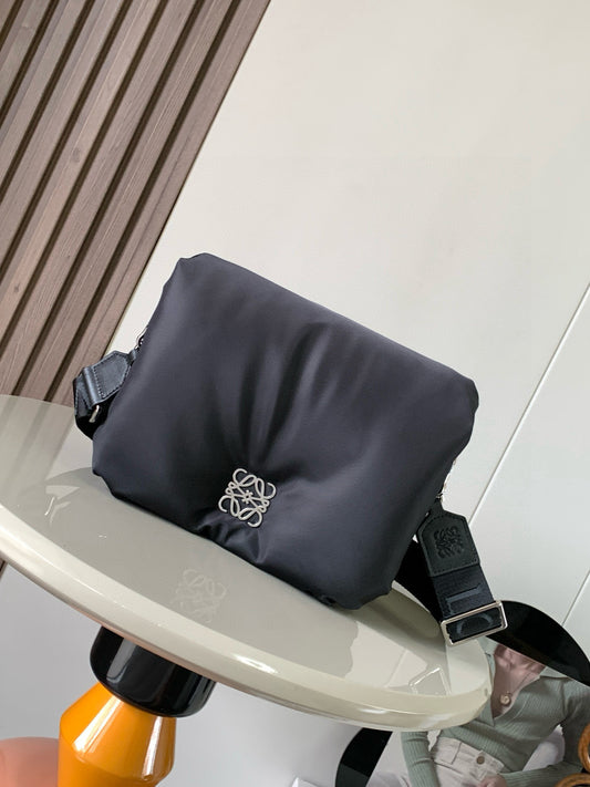 Loewe Messenger Bag 23x17x9CM