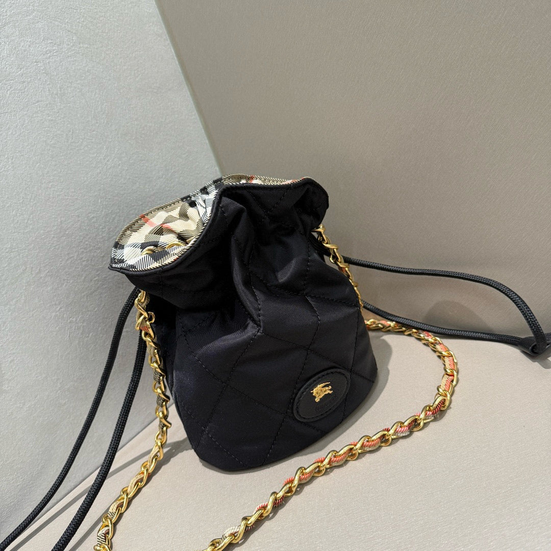 BB Horseshoe Chain Pouch Bag