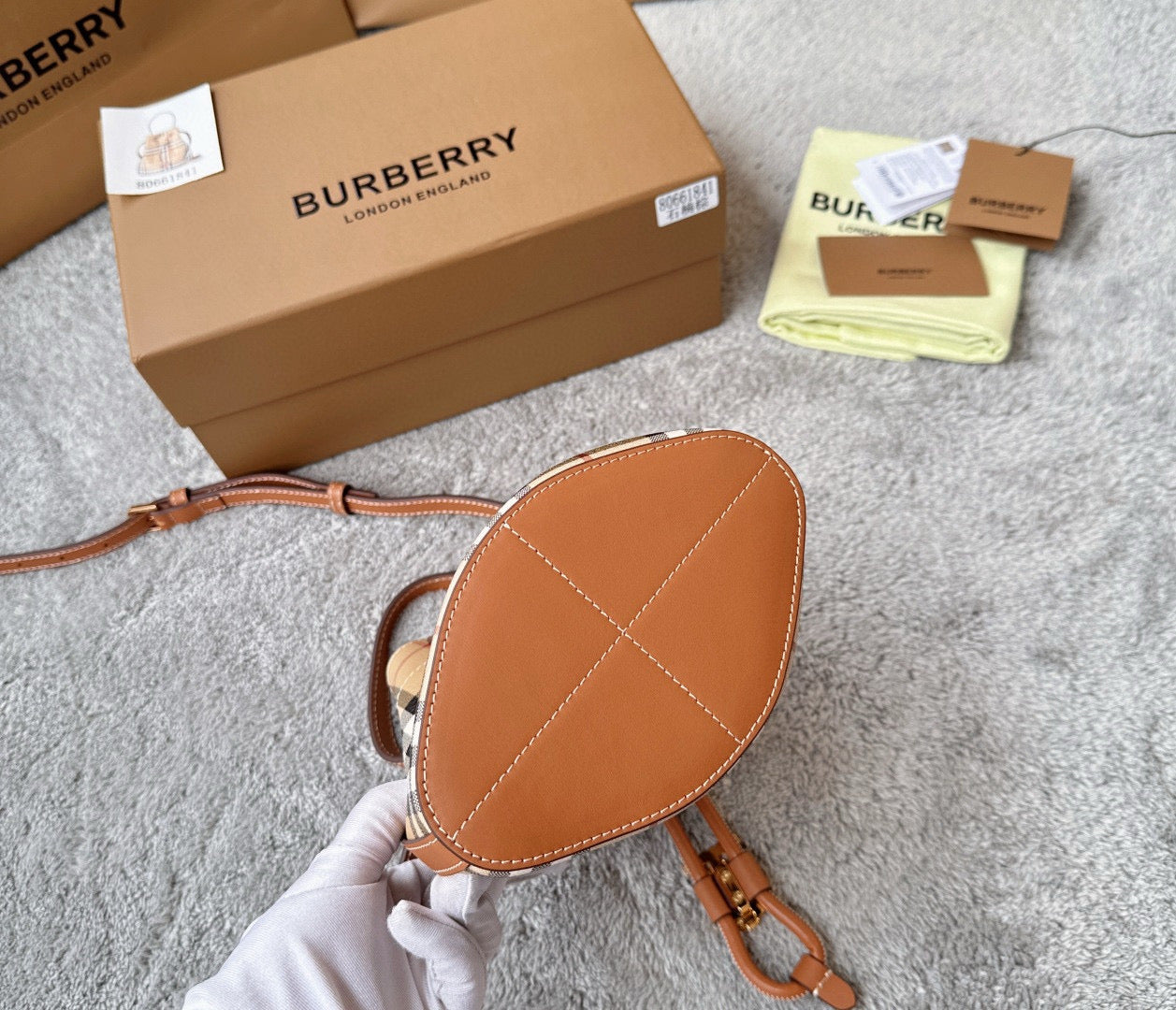 Burberry Mini TB Bucket Bag(16.5CM*11CM*18.5CM)