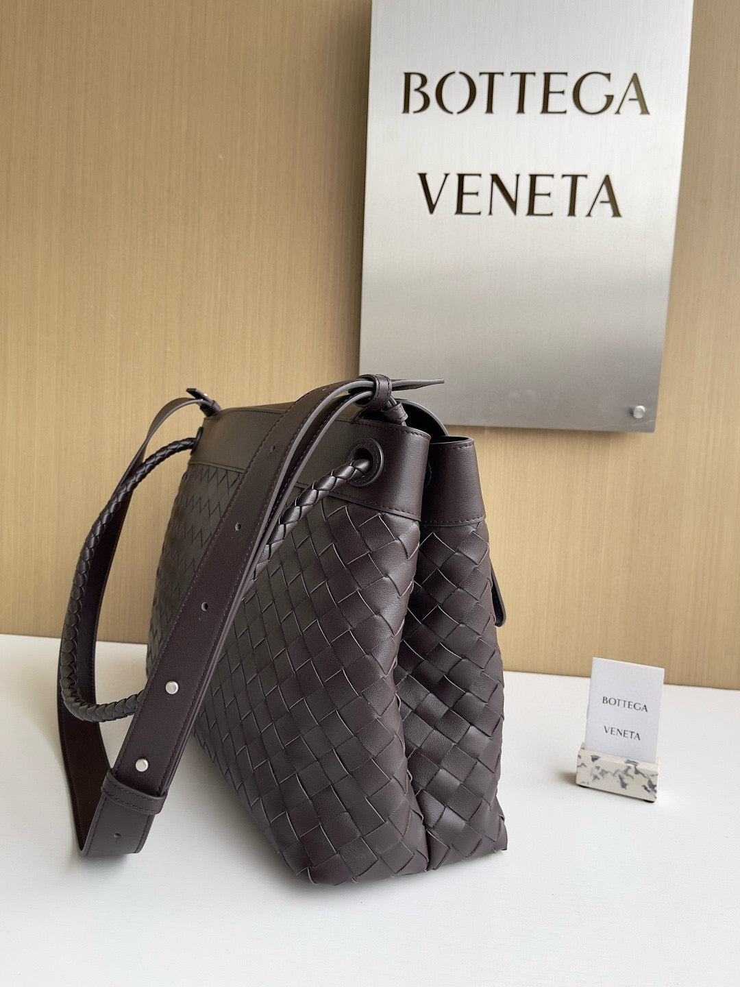 BV Andiamo Messenger In Fondant Bag