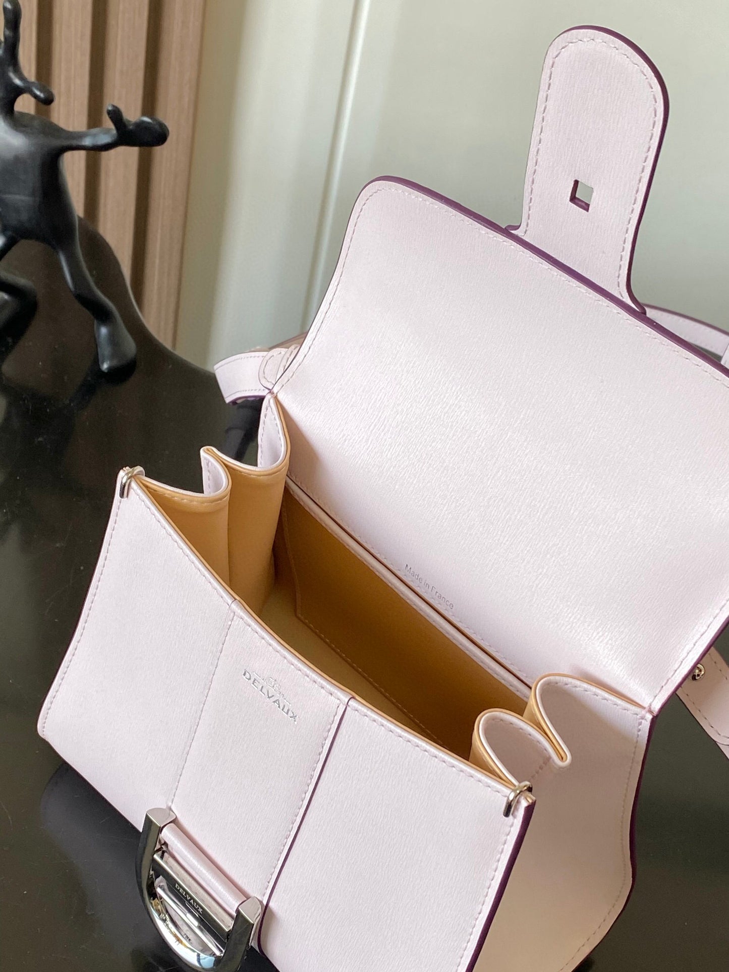 Delvaux Sling Bag (20*10*16cm)