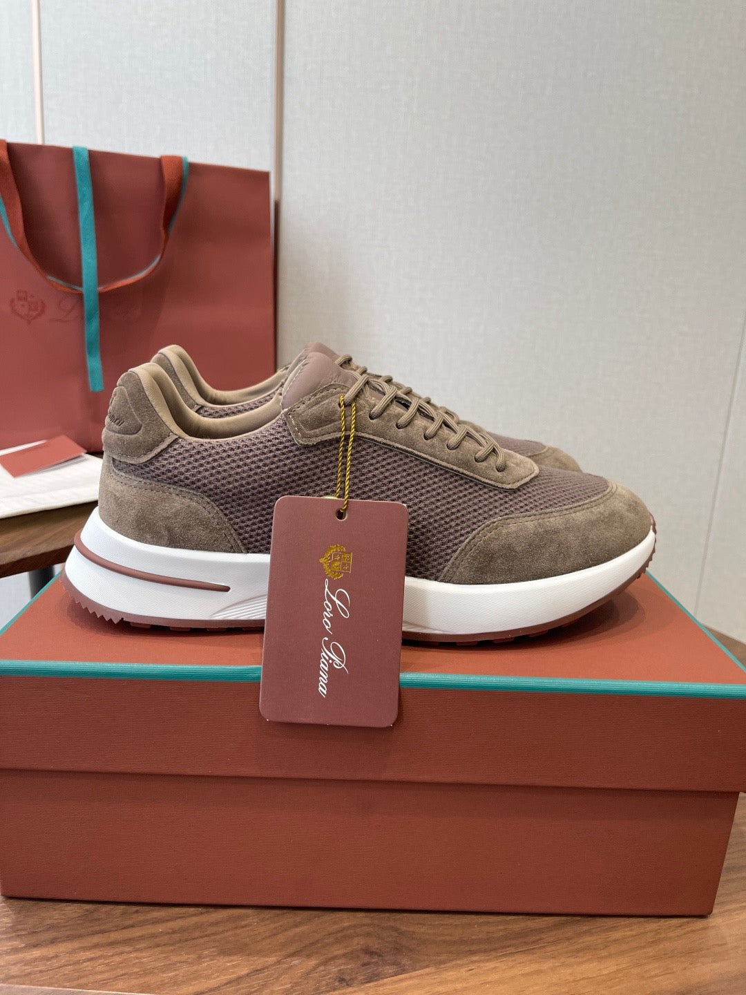 LP Sneakers