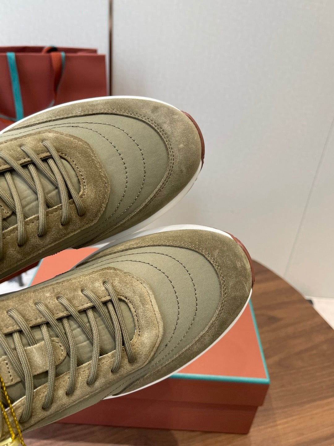 LP Sneakers