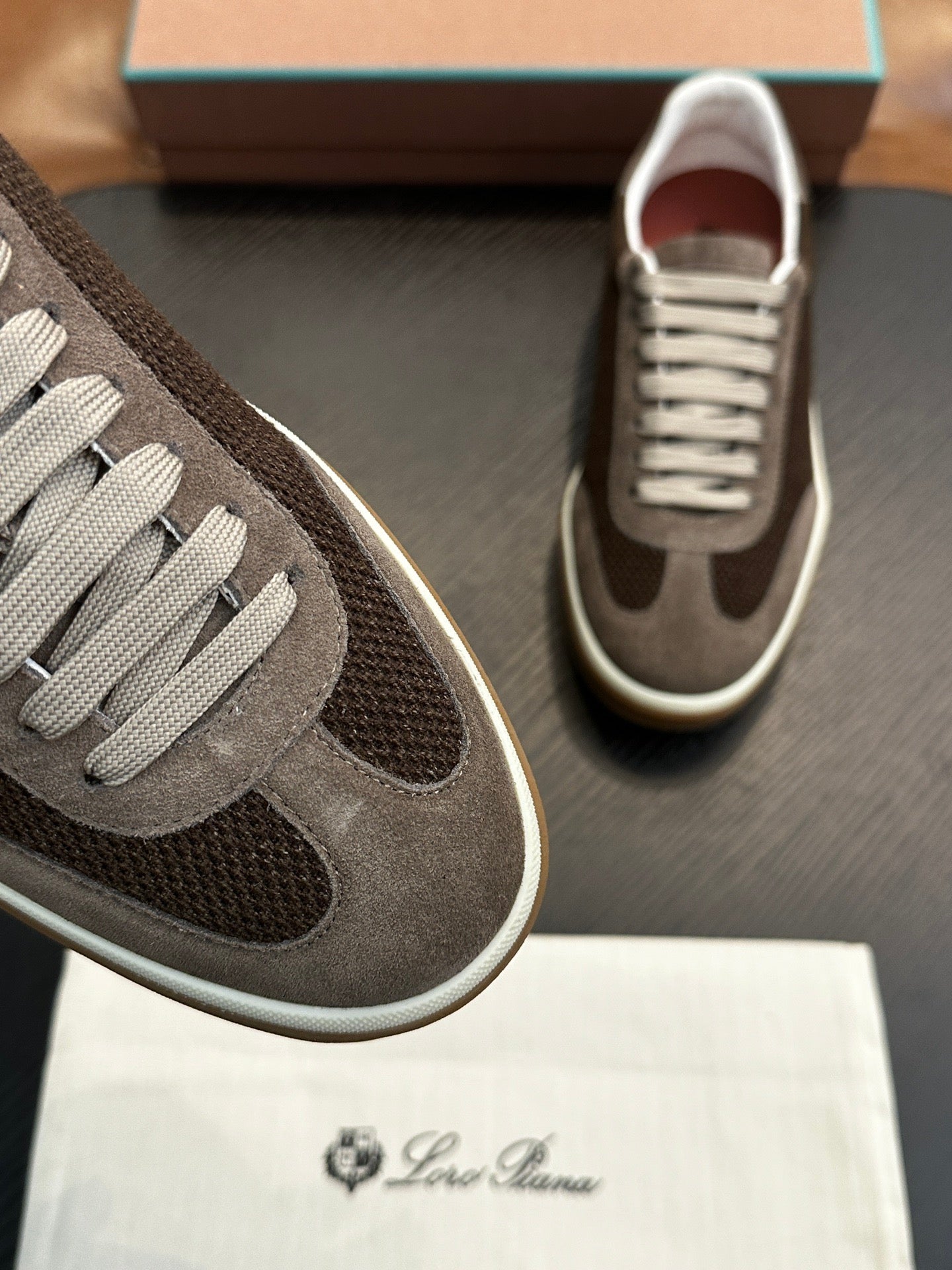 LP Sneakers