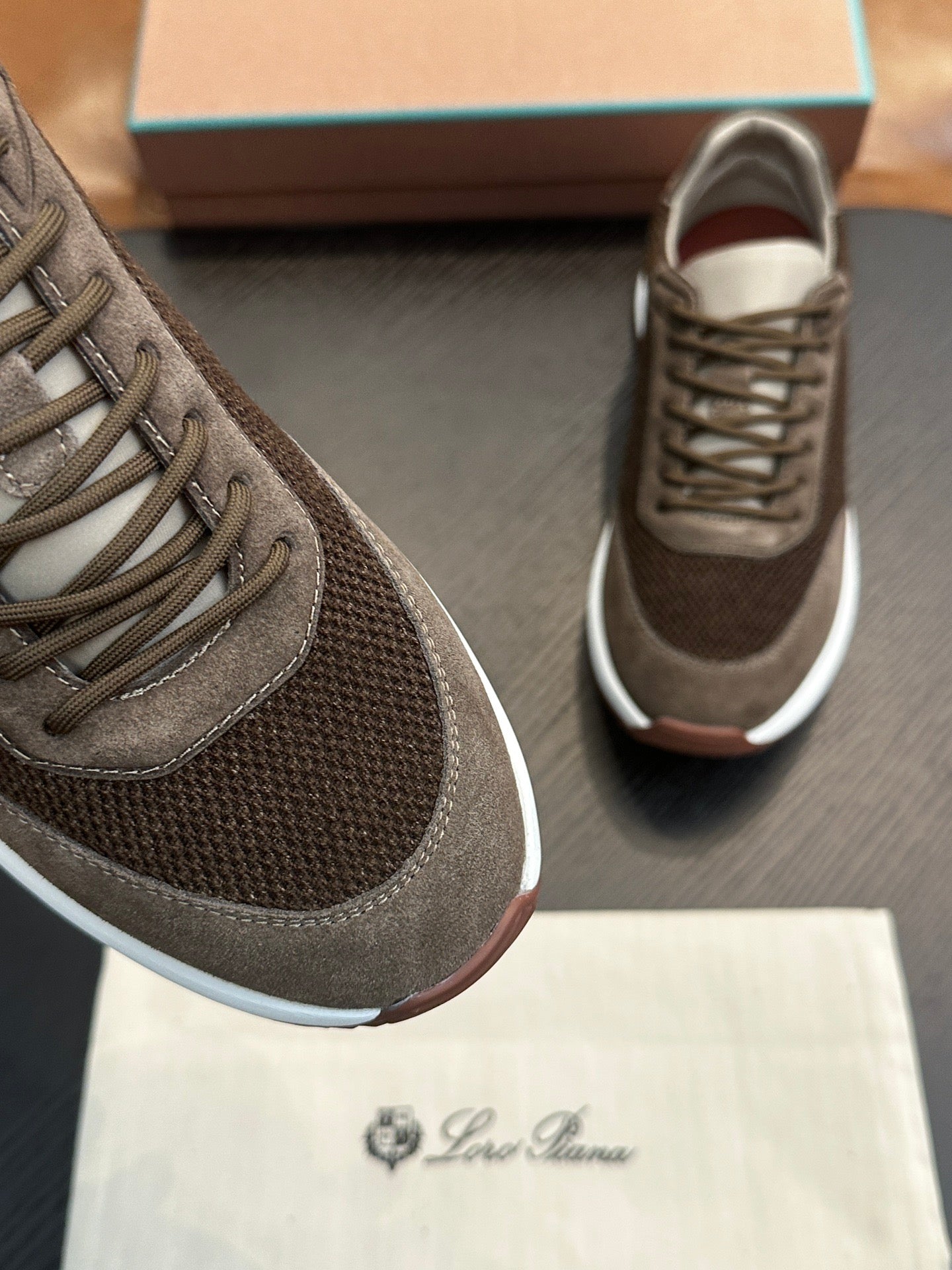 LP Sneakers