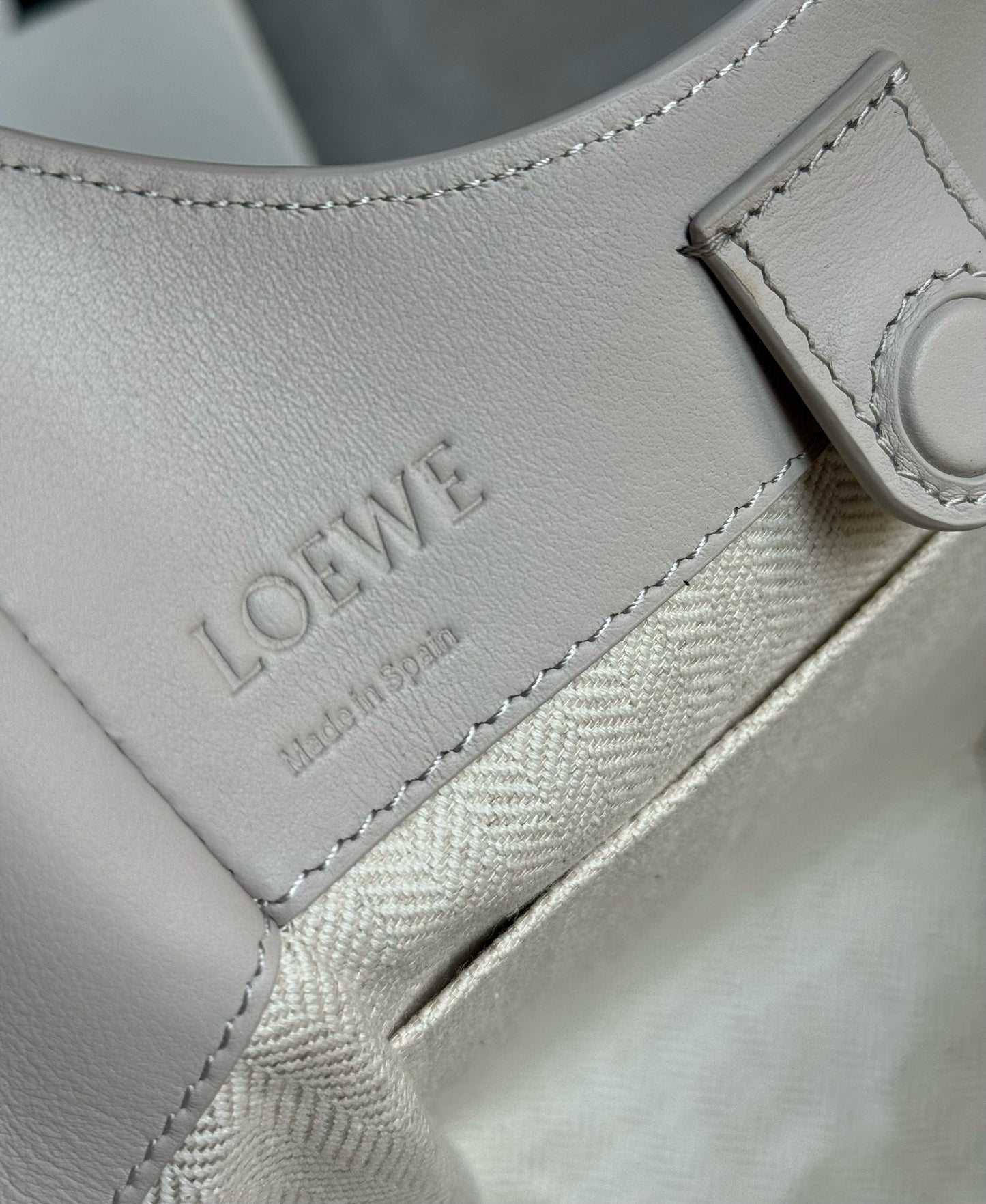 Loewe Hammock Flip Shoulder Bag(15x22.5x22cm)
