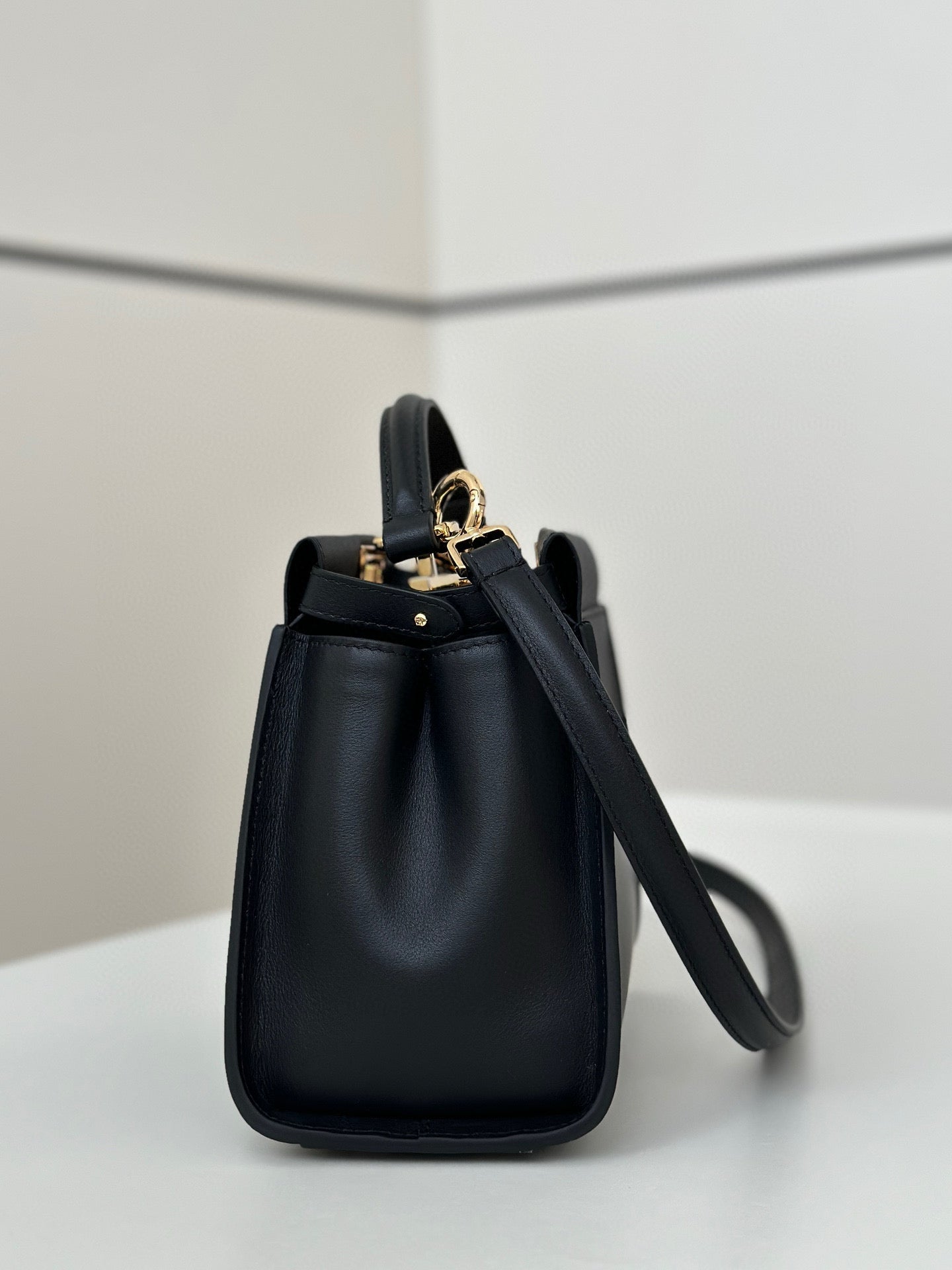 Fendi Peekaboo Bag (23x12x19 cm)