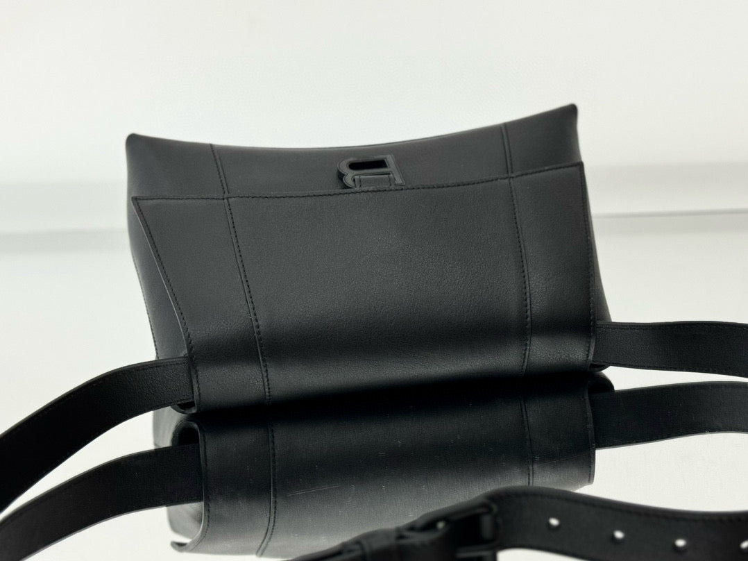 BLCG Hourglass Black Leather Downtown Shoulder Bag
(25.4x16x8.4cm)
