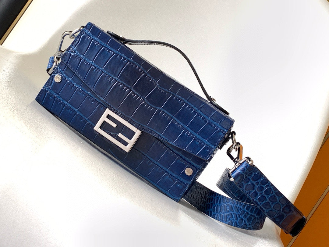 FENDI BAGUETTE SOFT TRUNK 21.5*6.5*13