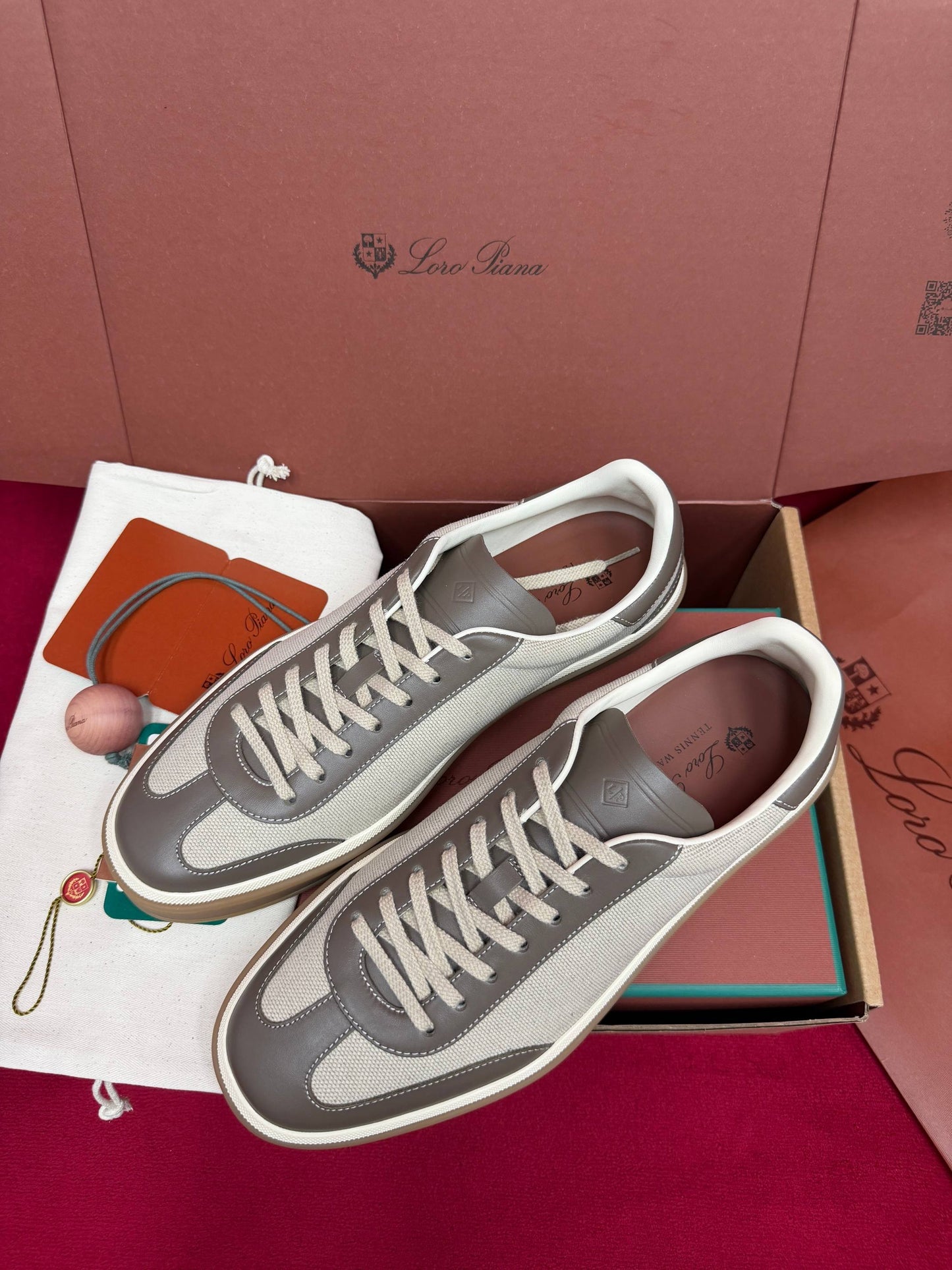 LP Sneakers
