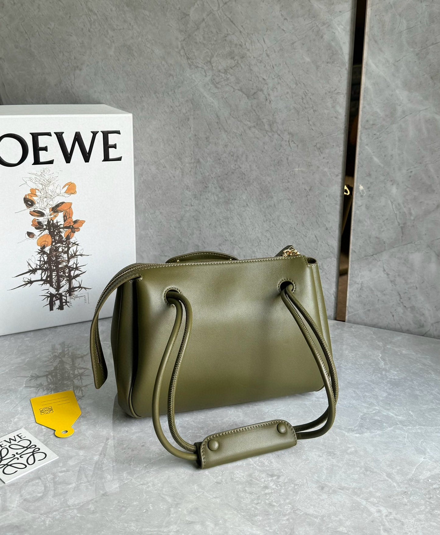 Loewe Madrid Handle Bag(23.5x10x19cm)