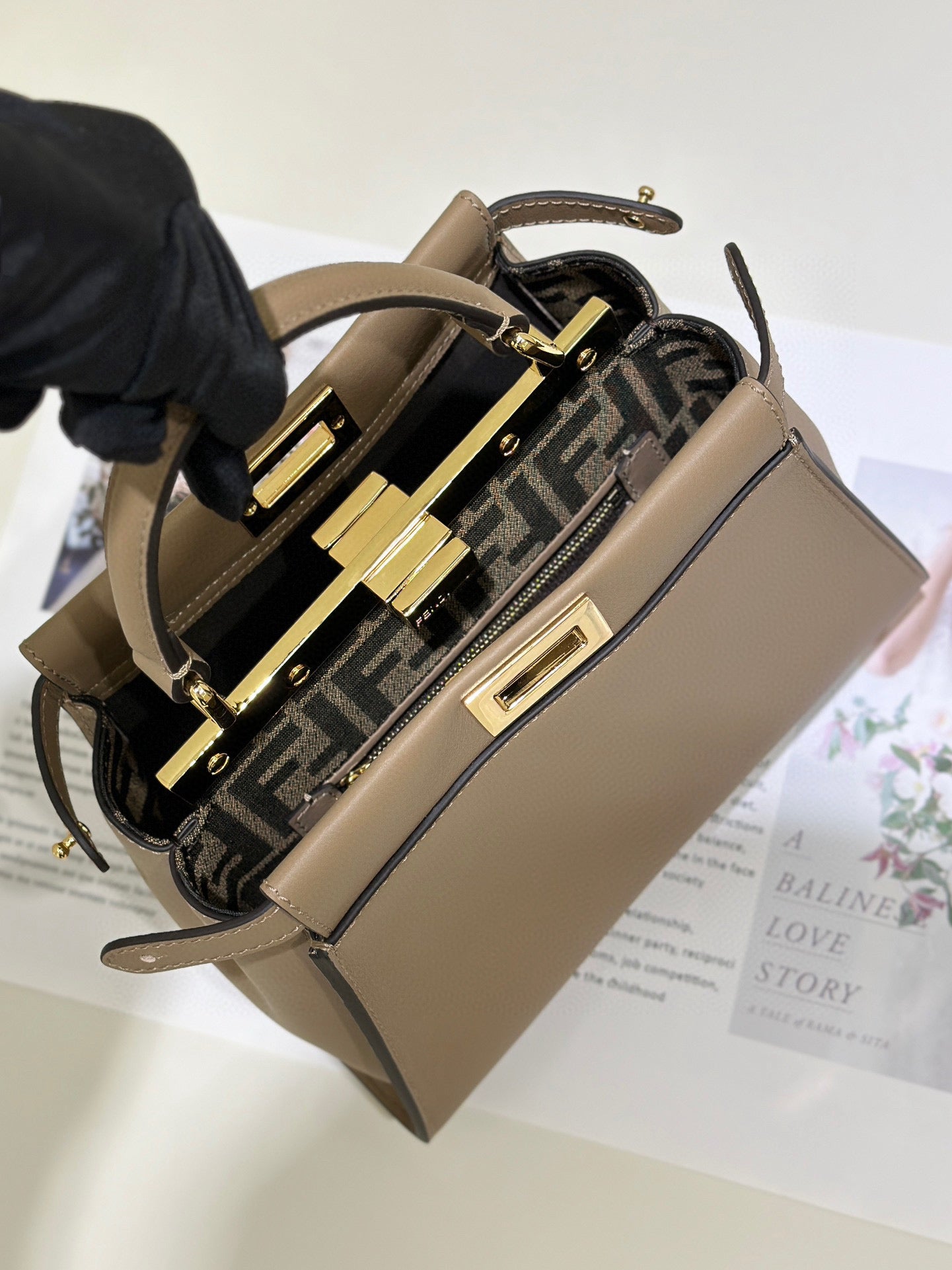 Fendi Peekaboo Bag (23x12x19 cm)