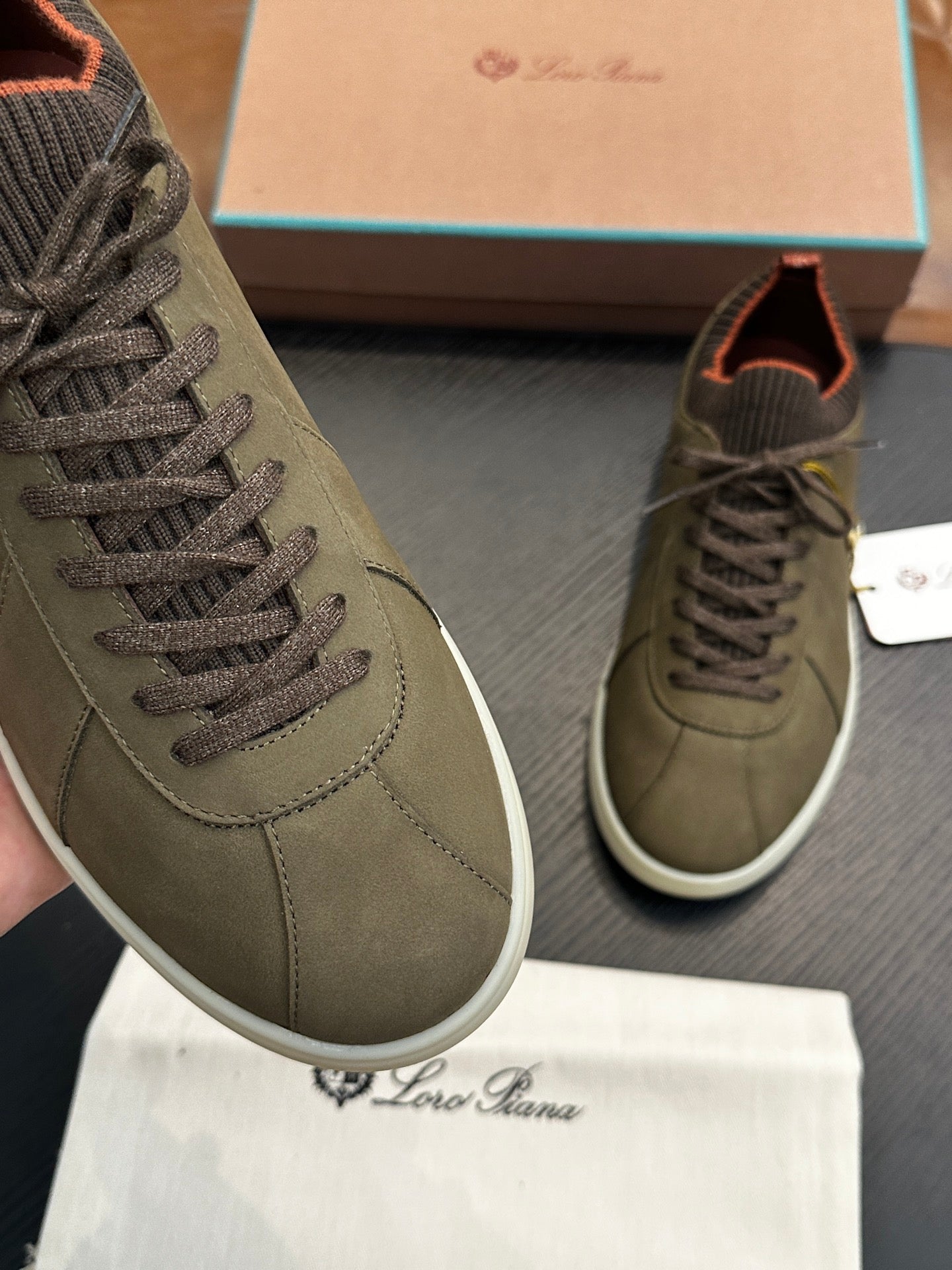 LP Sneakers