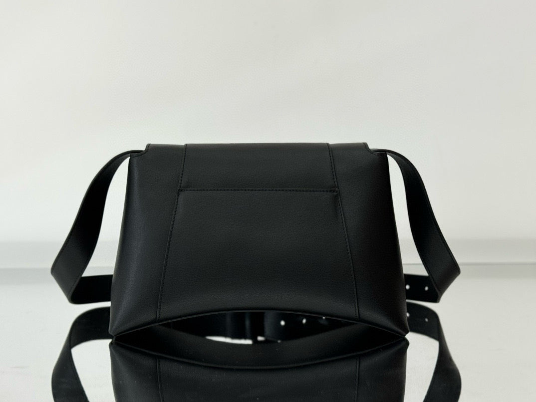 BLCG Hourglass Black Leather Downtown Shoulder Bag
(25.4x16x8.4cm)