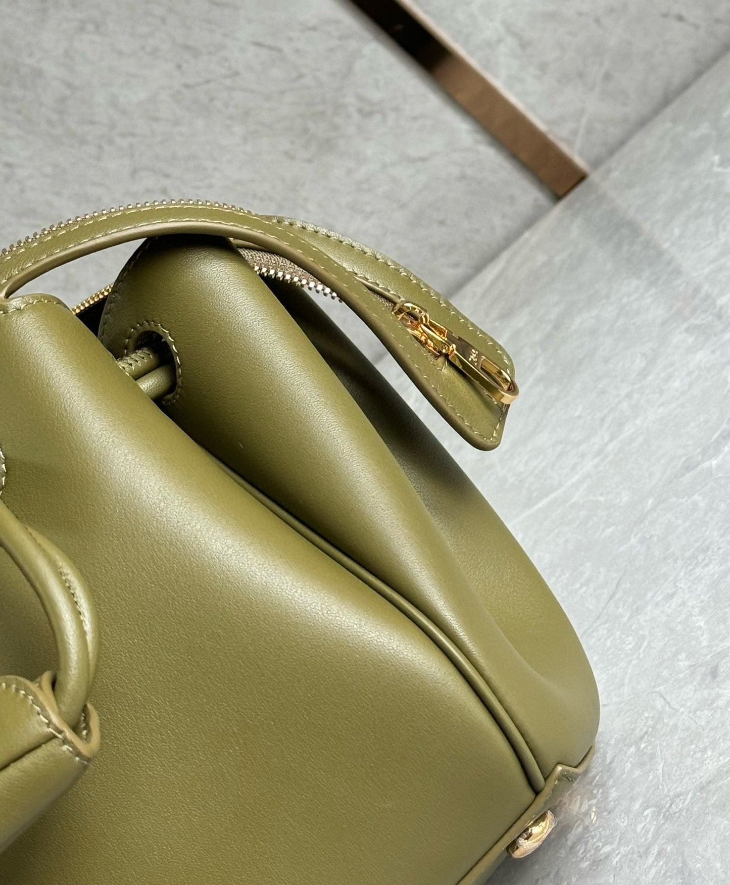 Loewe Madrid Handle Bag(23.5x10x19cm)