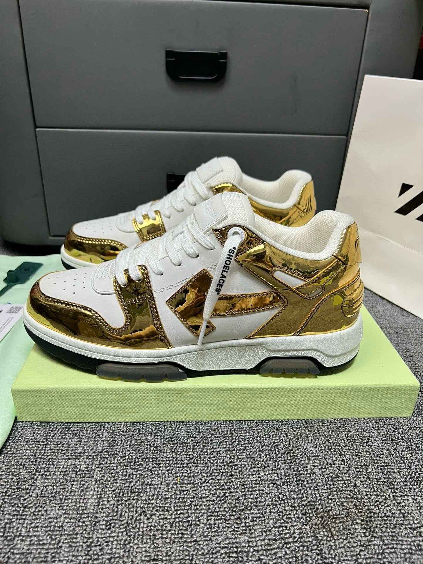 Off-White Sneaker