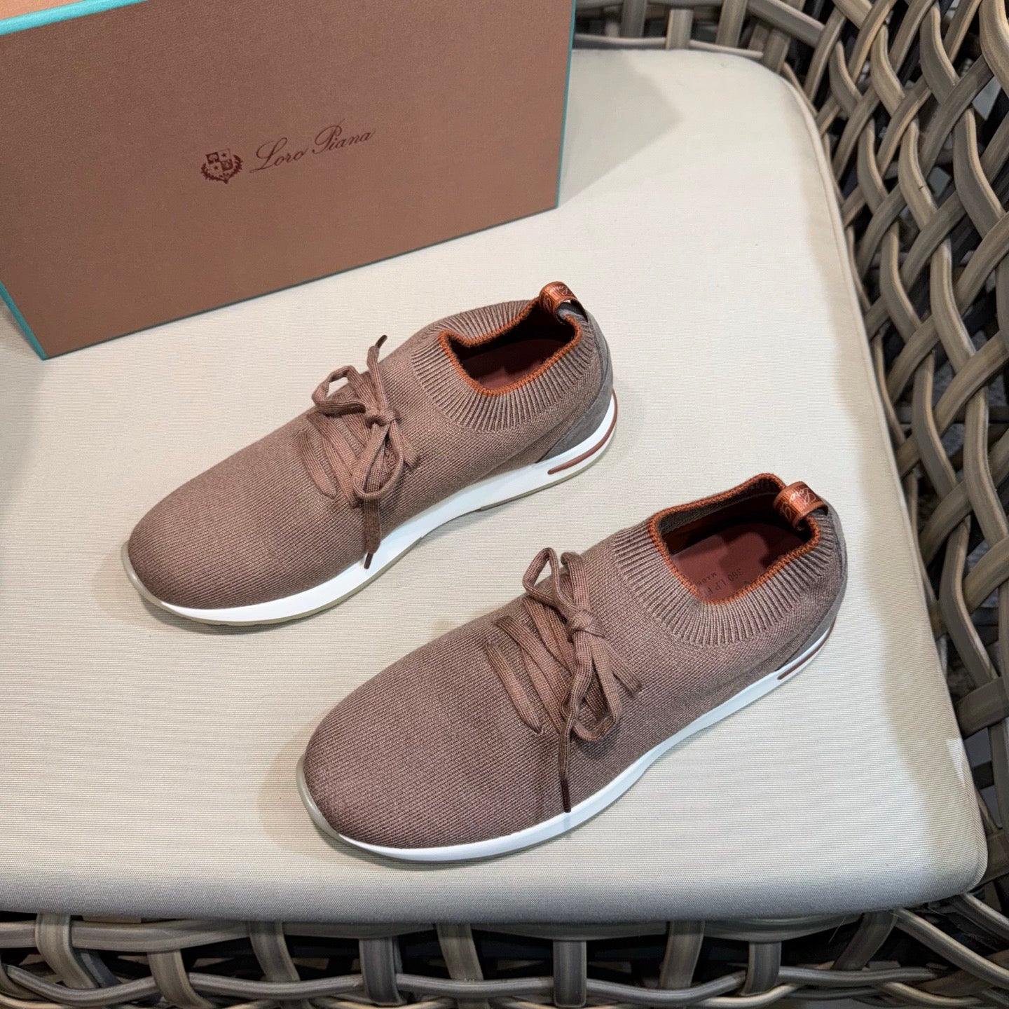 LP Sneakers