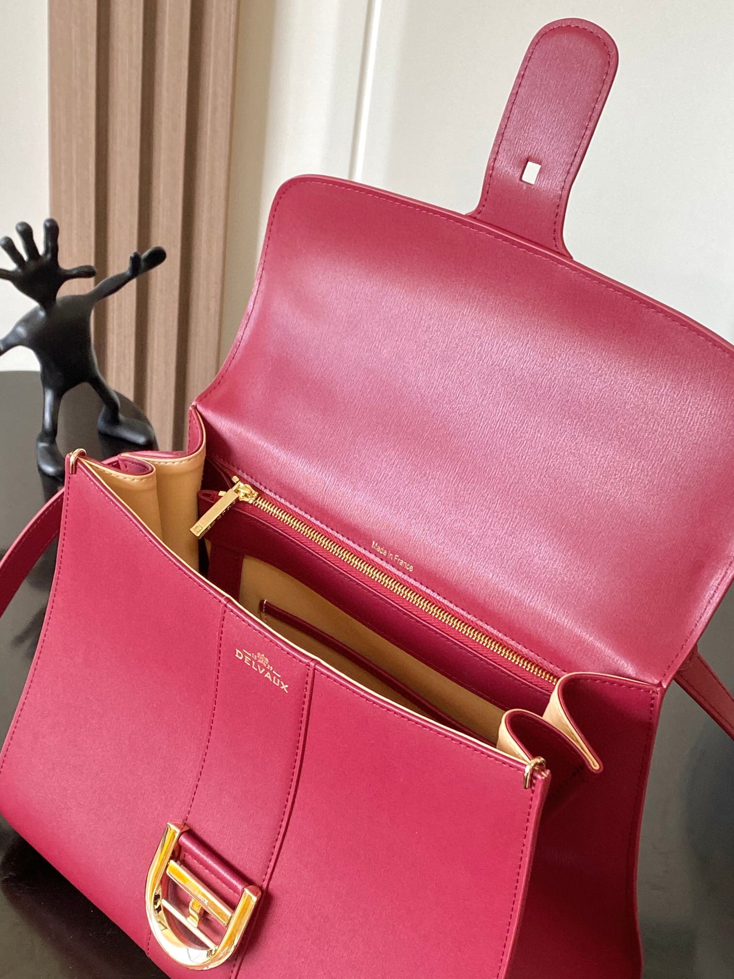 Delvaux Sling Bag (28*15*22cm)