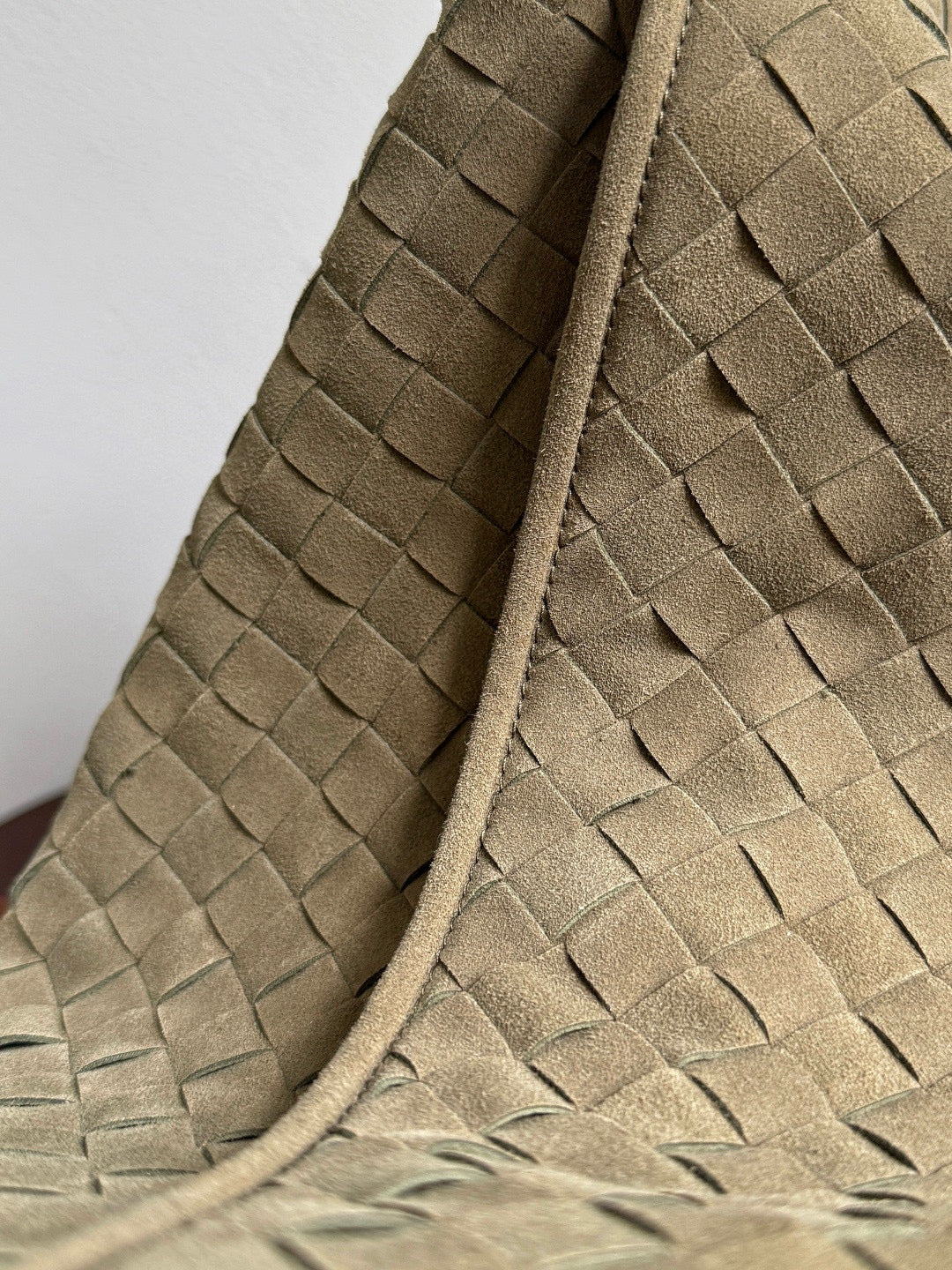 BV Intrecciato Hop Bag 53x24x13cm