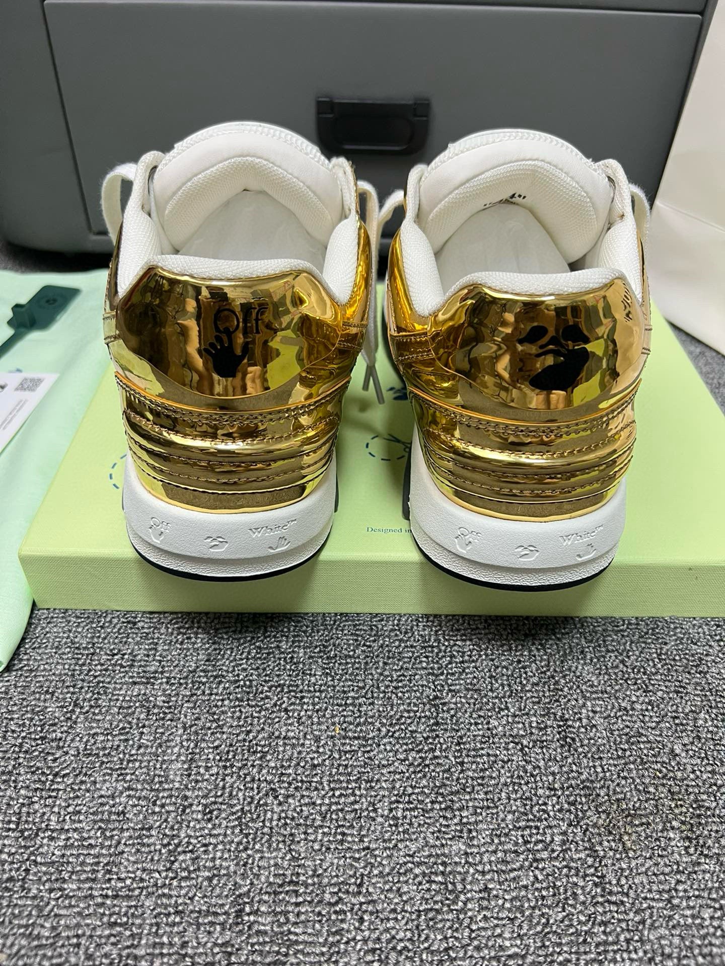 Off-White Sneaker