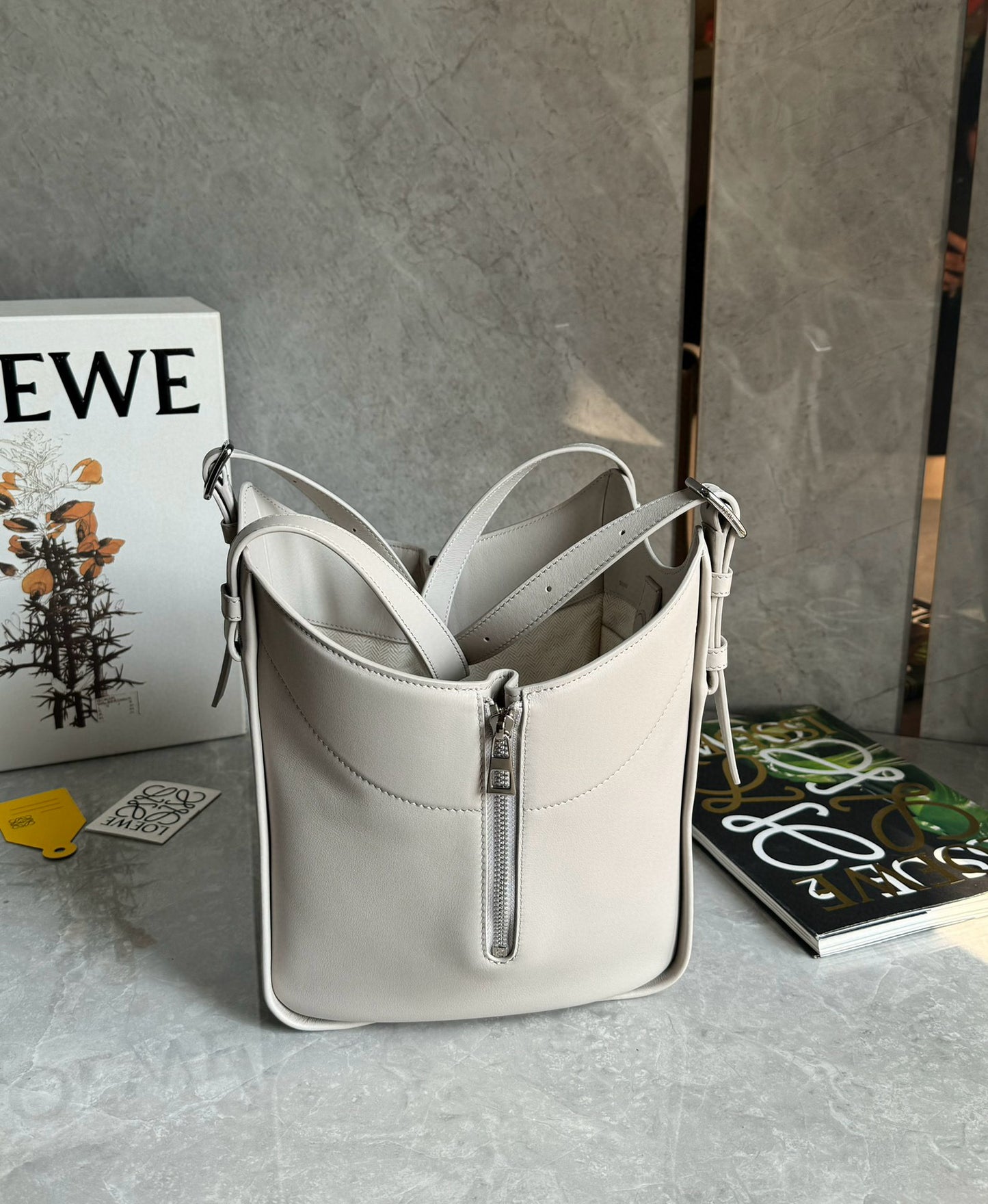 Loewe Hammock Flip Shoulder Bag(15x22.5x22cm)