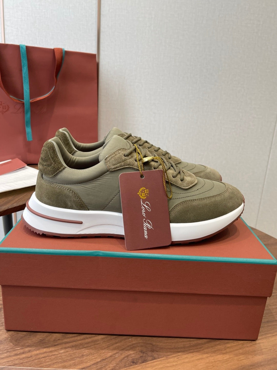 LP Sneakers