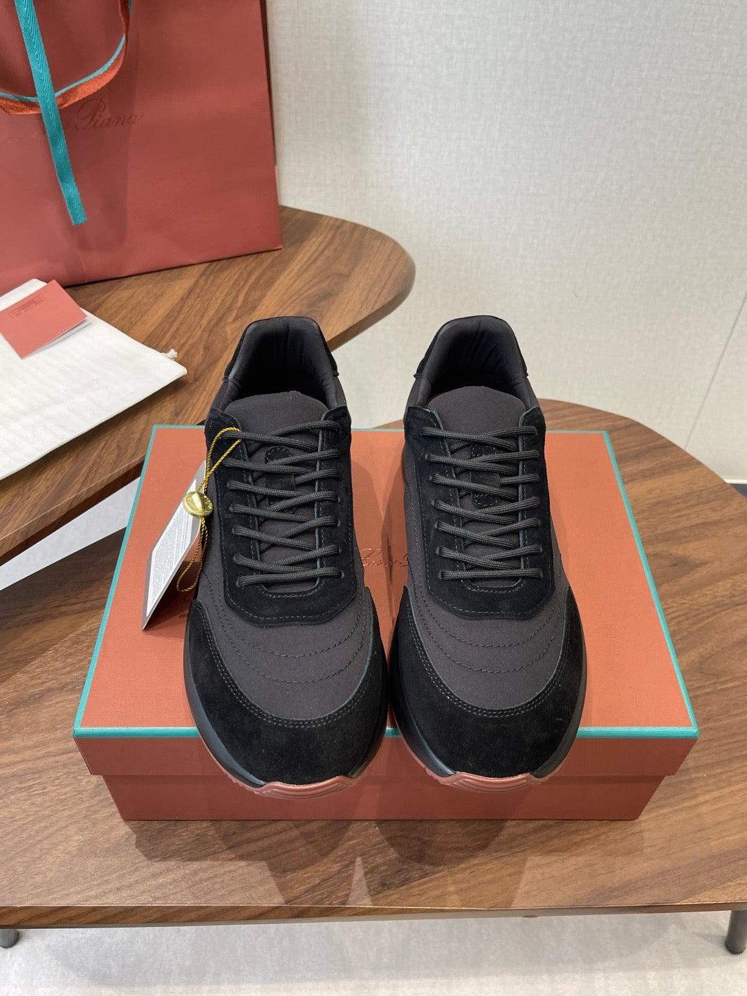 LP Sneakers