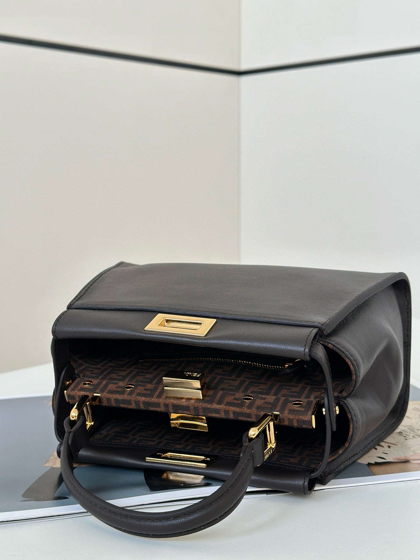 Fendi Peekaboo Bag (23x12x19 cm)
