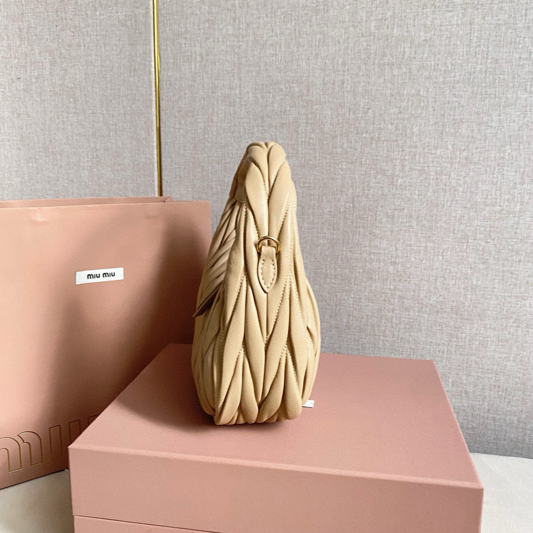 Miu Miu Wander Bag 20x23x6cm